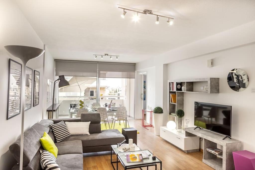 Ferienwohnung Luxurious Bright & Stylish 2Br With Office In Nikosia Exterior foto